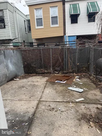 a view of a house with backyard