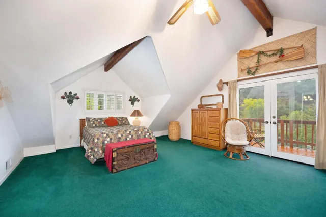 a view of back yard of the house