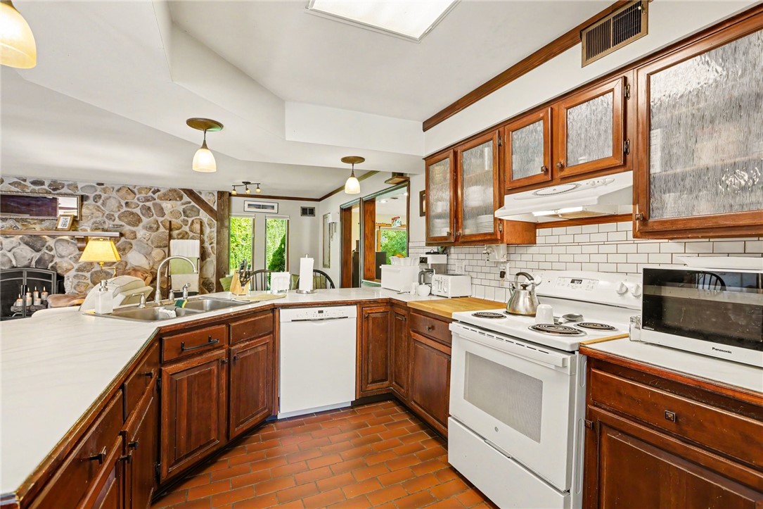1722 Strong Road Victor, NY 14564 - Photo 8 of 33 Beautiful frosted glass cabinets. All appliances s