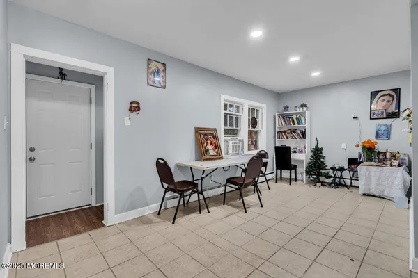 a view of a livingroom with furniture and a livingroom