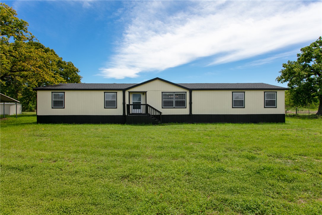 Manufactured / mobile home with a front yard
