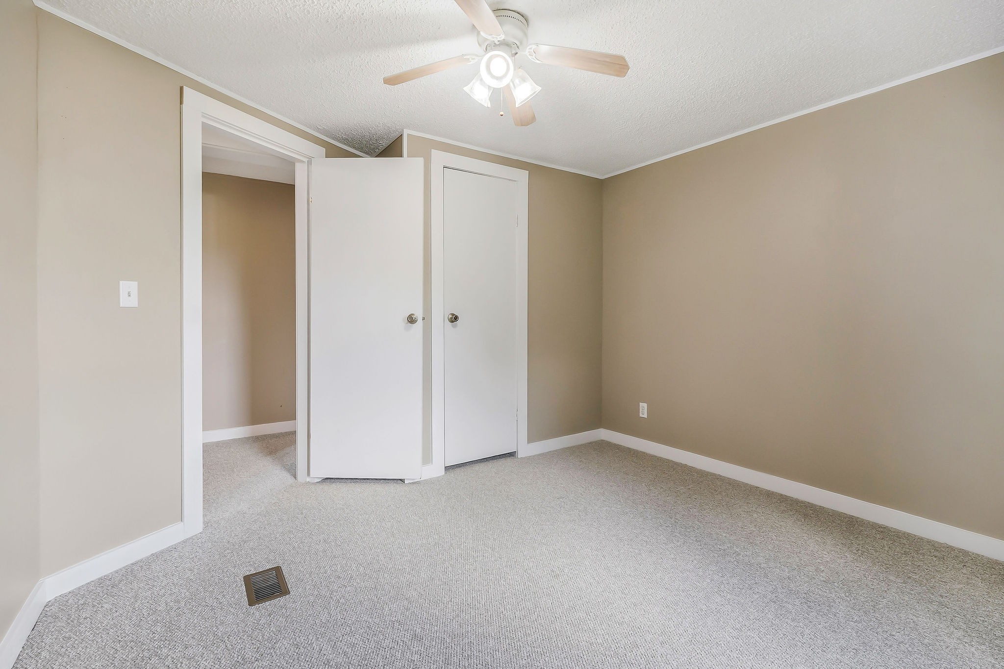 572 Lakeside Road Byrdstown, TN 38549 - Photo 25 of 44 a view of an empty room and chandelier fan