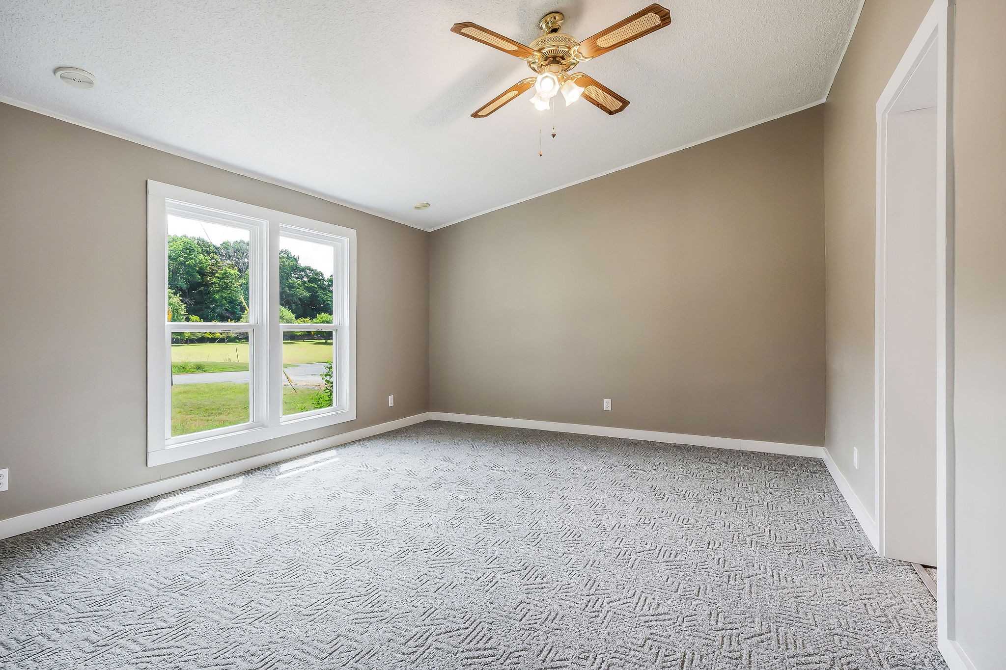 572 Lakeside Road Byrdstown, TN 38549 - Photo 28 of 44 an empty room with a window