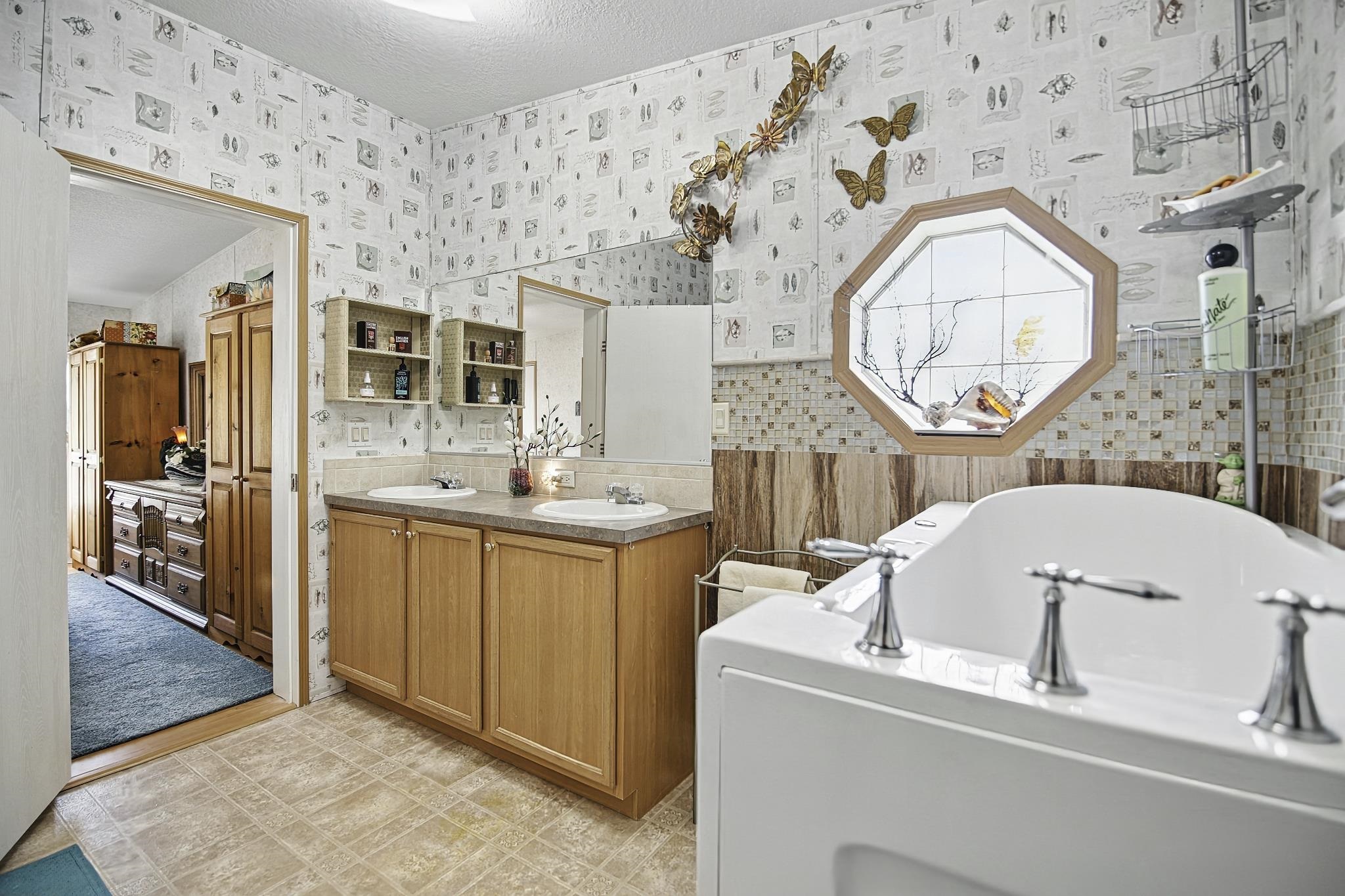 2257 Whippoorwill Drive St. Augustine, FL 32084 - Photo 19 of 50 a bathroom with a tub sink and mirror