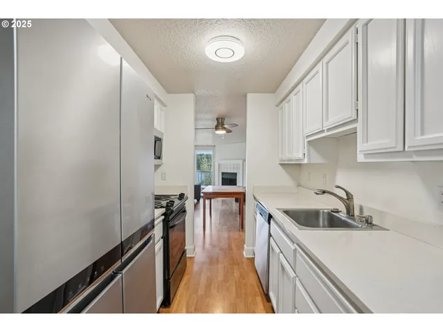 $349,900 | 5620 South Riverside Lane, Portland, OR 97239