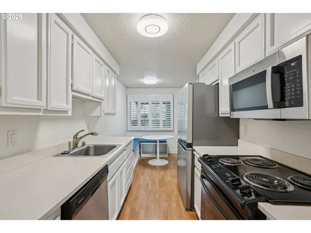 $349,900 | 5620 South Riverside Lane, Portland, OR 97239