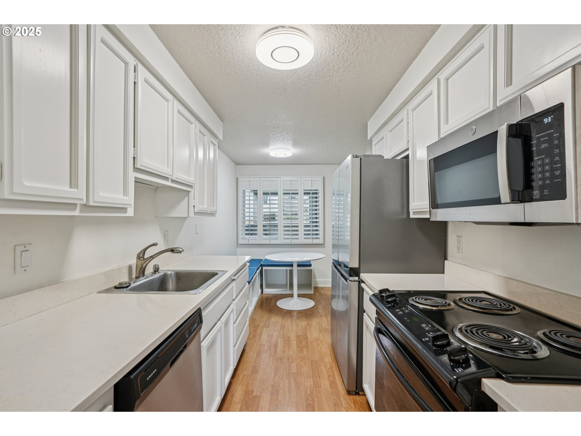5620 South Riverside Lane, Unit 5 Portland, OR 97239 - Photo 14 of 39 a kitchen with stainless steel appliances a stove a sink and a microwave