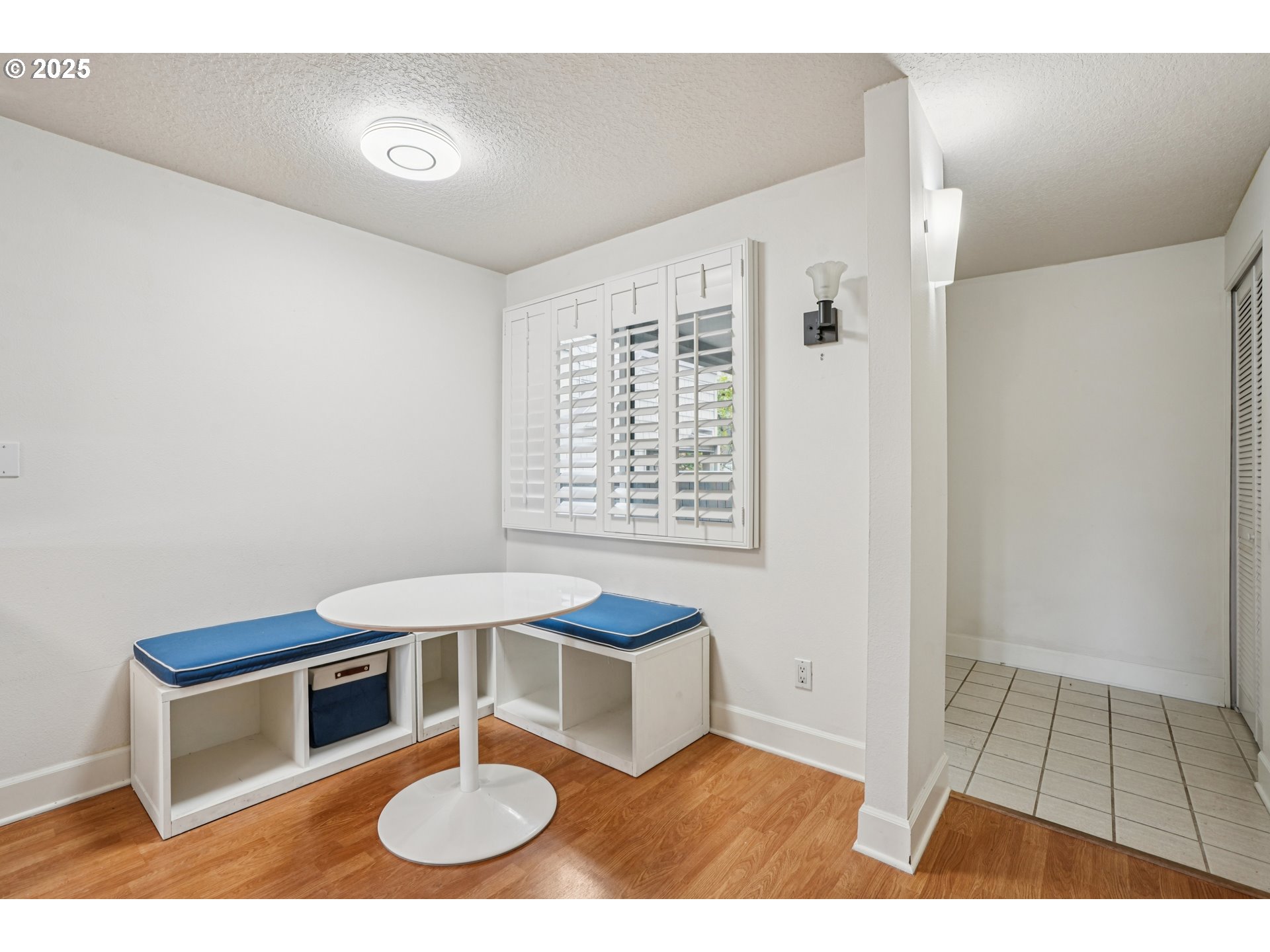 5620 South Riverside Lane, Unit 5 Portland, OR 97239 - Photo 16 of 39 a living room with furniture