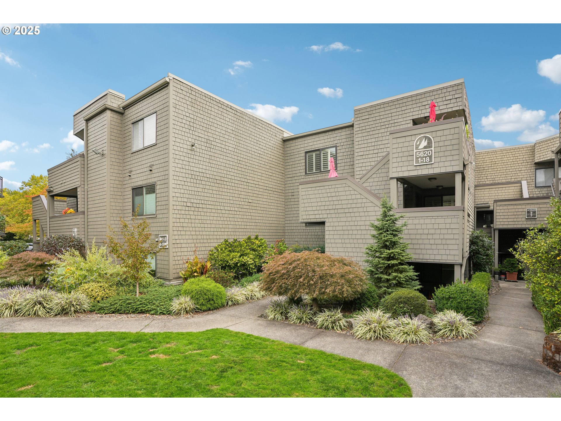 5620 South Riverside Lane, Unit 5 Portland, OR 97239 - Photo 2 of 39 a view of a house with a yard and plants