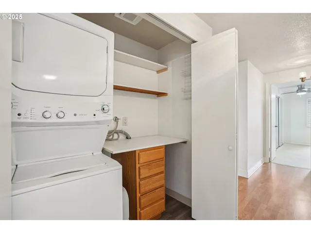 $349,900 | 5620 South Riverside Lane, Portland, OR 97239