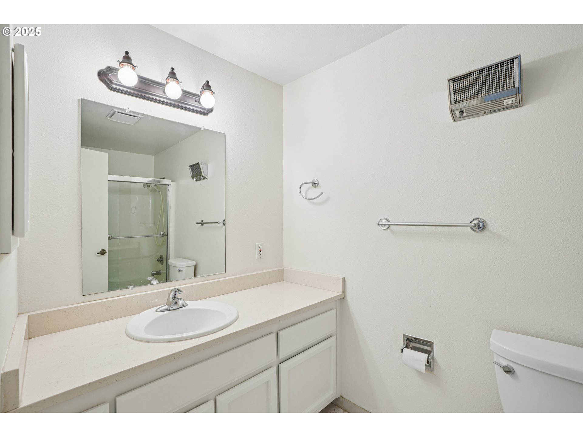 5620 South Riverside Lane, Unit 5 Portland, OR 97239 - Photo 22 of 39 a bathroom with a sink vanity granite and a mirror
