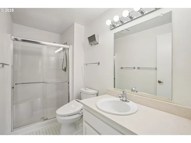 $349,900 | 5620 South Riverside Lane, Portland, OR 97239