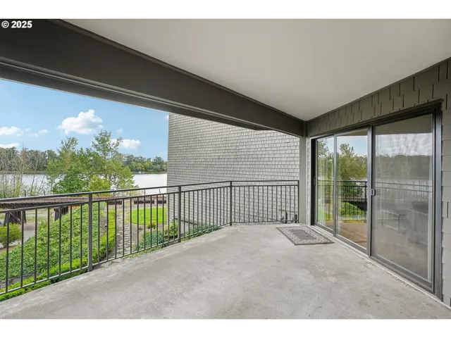 $349,900 | 5620 South Riverside Lane, Portland, OR 97239
