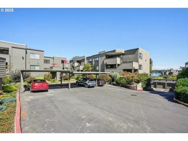 $349,900 | 5620 South Riverside Lane, Portland, OR 97239