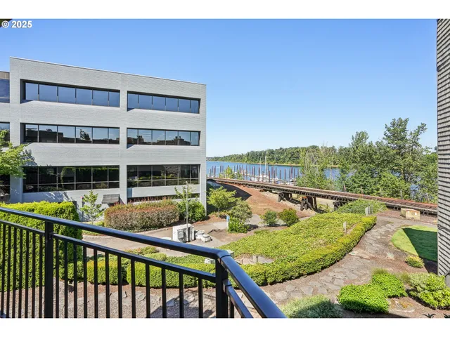 $349,900 | 5620 South Riverside Lane, Portland, OR 97239