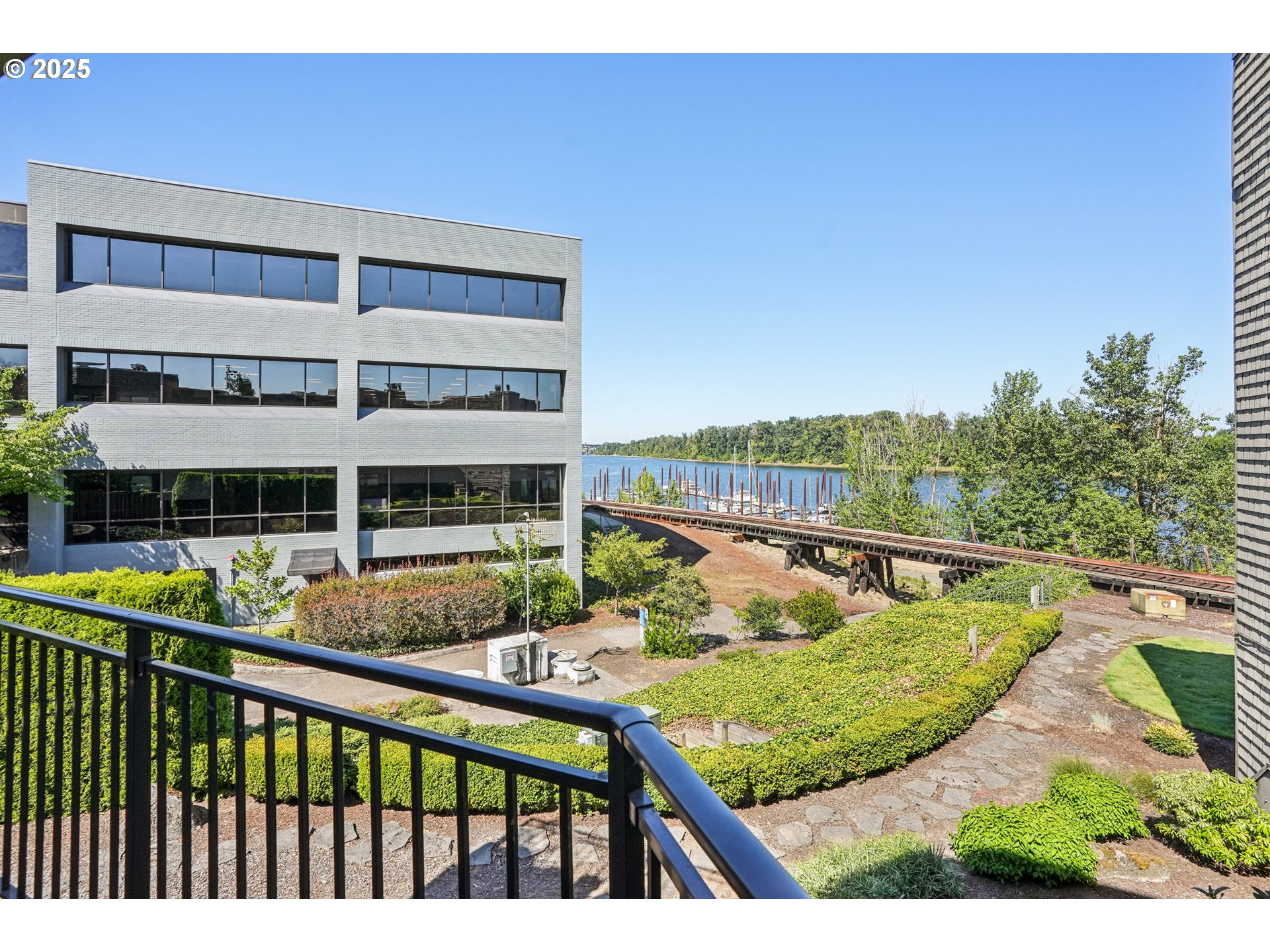 5620 South Riverside Lane, Unit 5 Portland, OR 97239 - Photo 31 of 39 Gallery Image 31