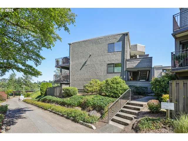 $349,900 | 5620 South Riverside Lane, Portland, OR 97239