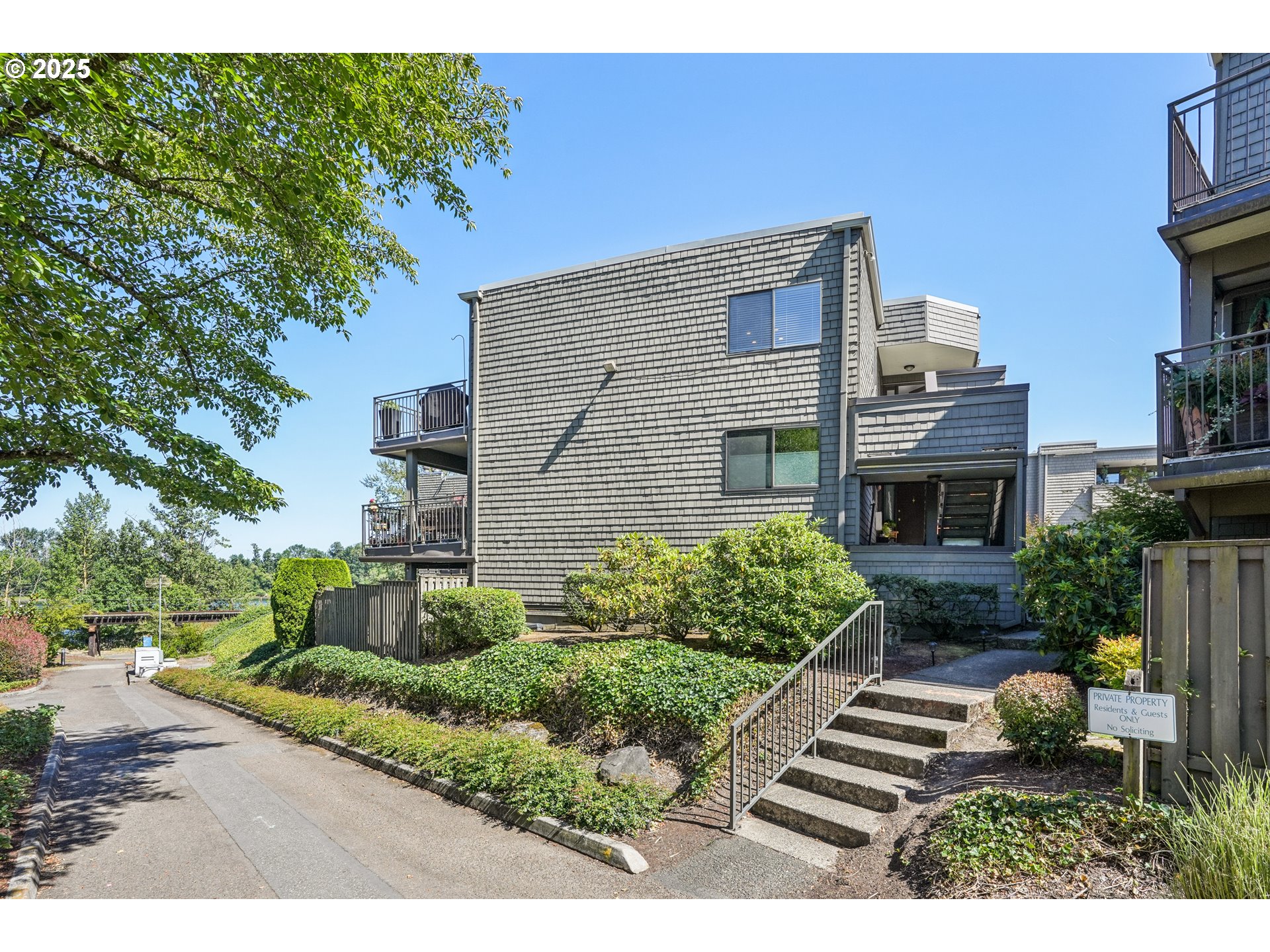 5620 South Riverside Lane, Unit 5 Portland, OR 97239 - Photo 32 of 39 a view of house and front yard