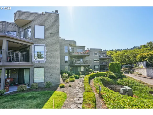 $349,900 | 5620 South Riverside Lane, Portland, OR 97239