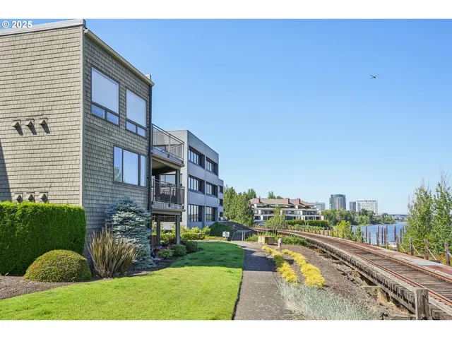 $349,900 | 5620 South Riverside Lane, Portland, OR 97239