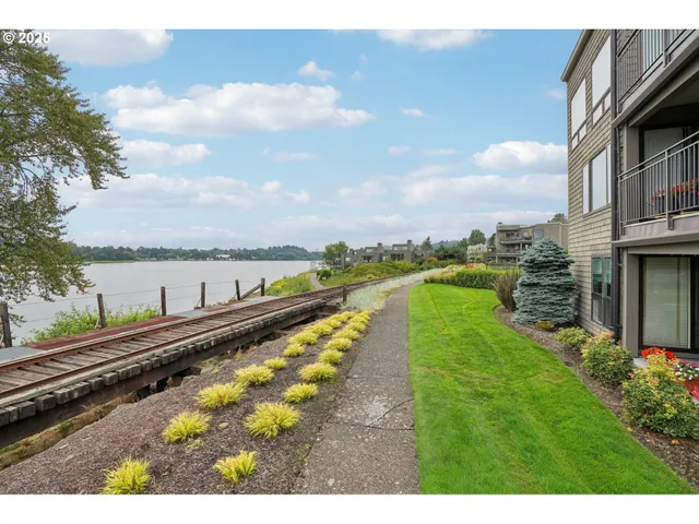 $349,900 | 5620 South Riverside Lane, Portland, OR 97239
