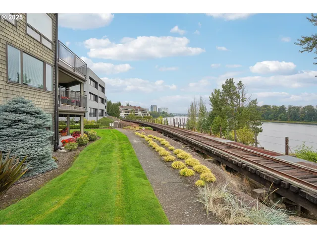 $349,900 | 5620 South Riverside Lane, Portland, OR 97239