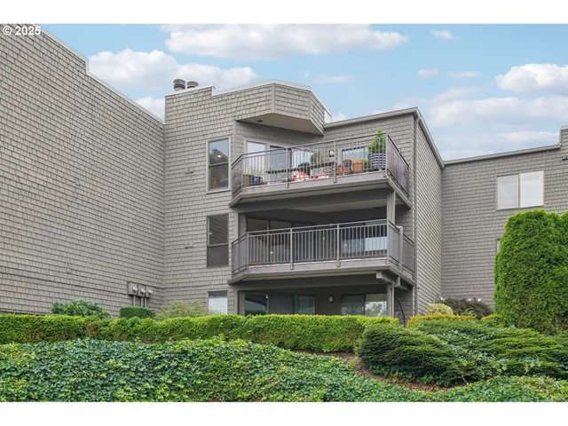 $349,900 | 5620 South Riverside Lane, Portland, OR 97239