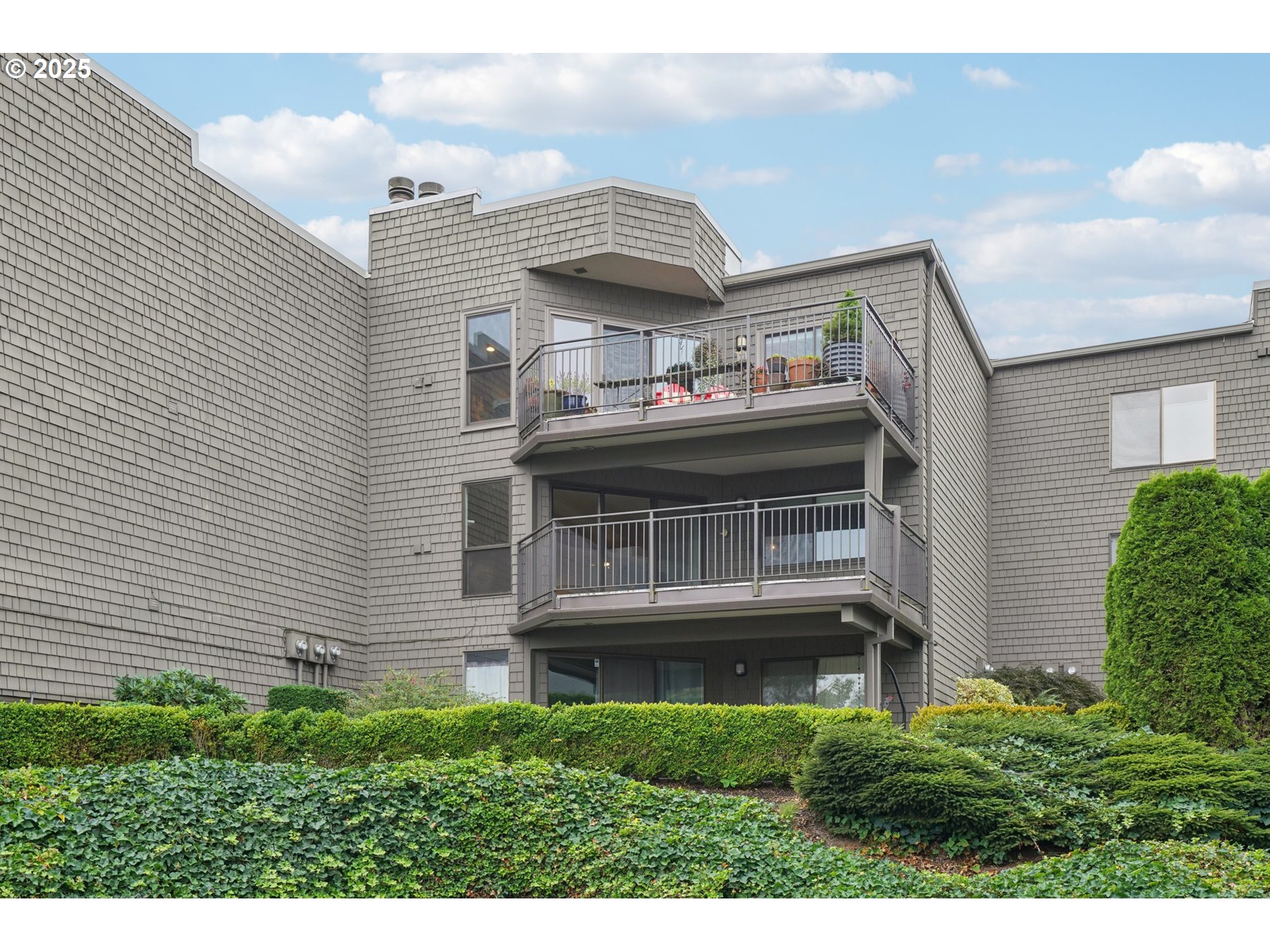 5620 South Riverside Lane, Unit 5 Portland, OR 97239 - Photo 39 of 39 a front view of a house with a garden