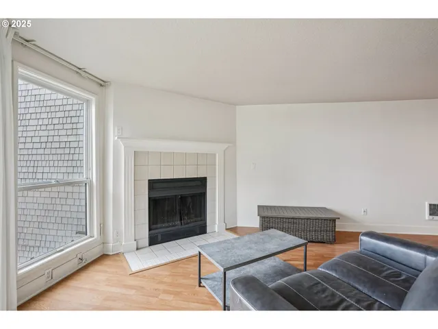 $349,900 | 5620 South Riverside Lane, Portland, OR 97239