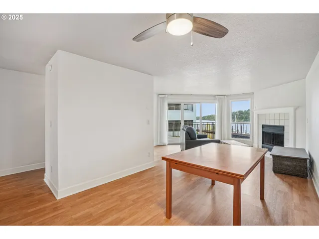 $349,900 | 5620 South Riverside Lane, Portland, OR 97239