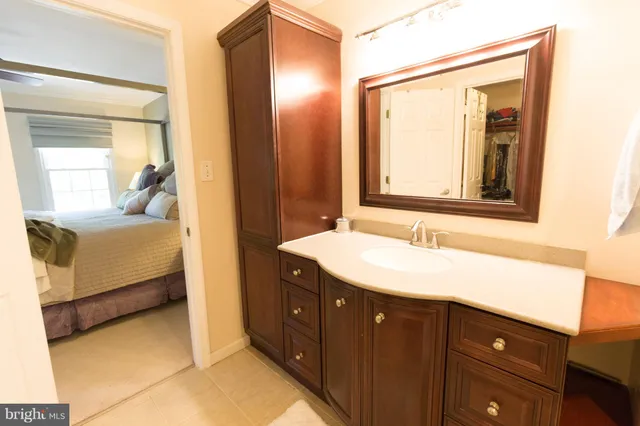 a en suite bathroom with a sink and a mirror