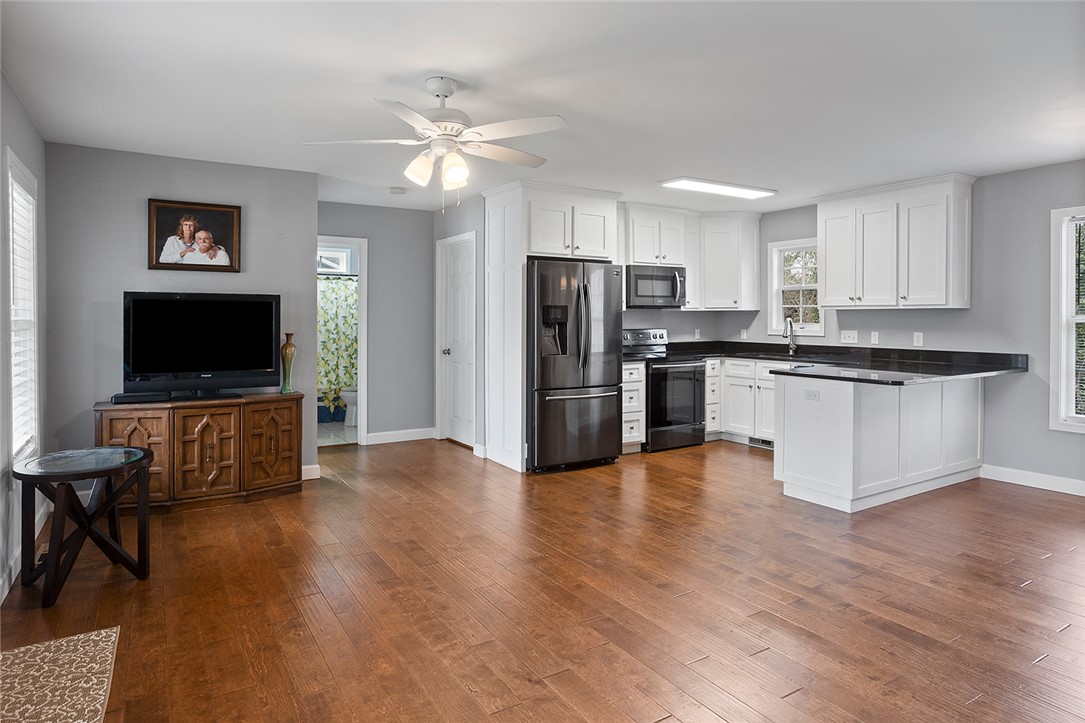 119 Nicholas Court Easley, SC 29640 - Photo 14 of 33 This inviting space combines comfort and functionality, perfect for everyday living and entertaining.