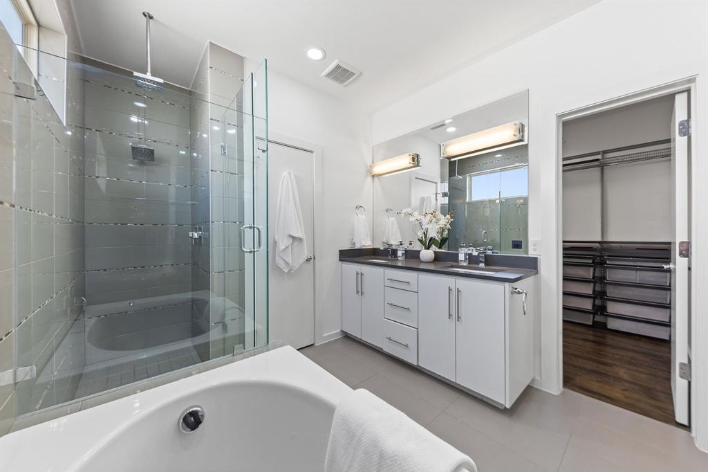 1915 Summit Avenue, Unit 2 Dallas, TX 75206 - Photo 15 of 39 a bathroom with a bathtub shower sink and mirror