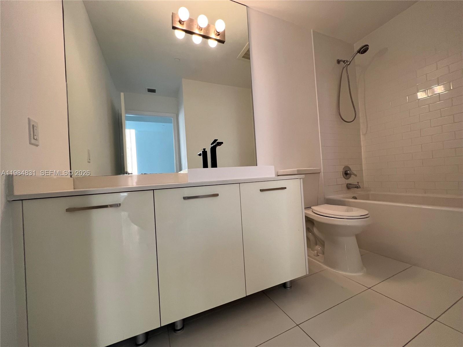 151 Southeast 1st Street, Unit 706 Miami, FL 33131 - Photo 4 of 20