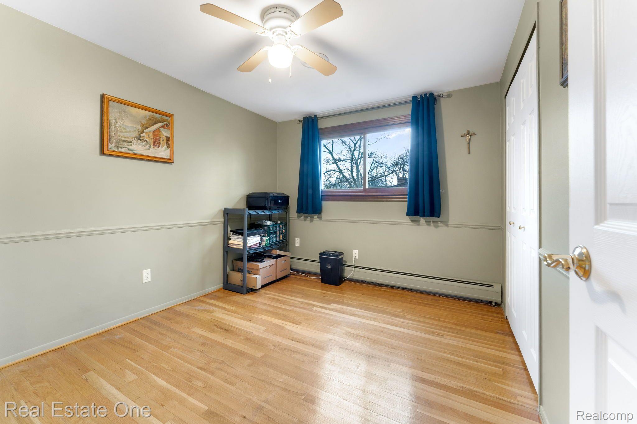 19449 Wedgewood Road Riverview, MI 48193 - Photo 13 of 40 Bedroom 1 - Upper