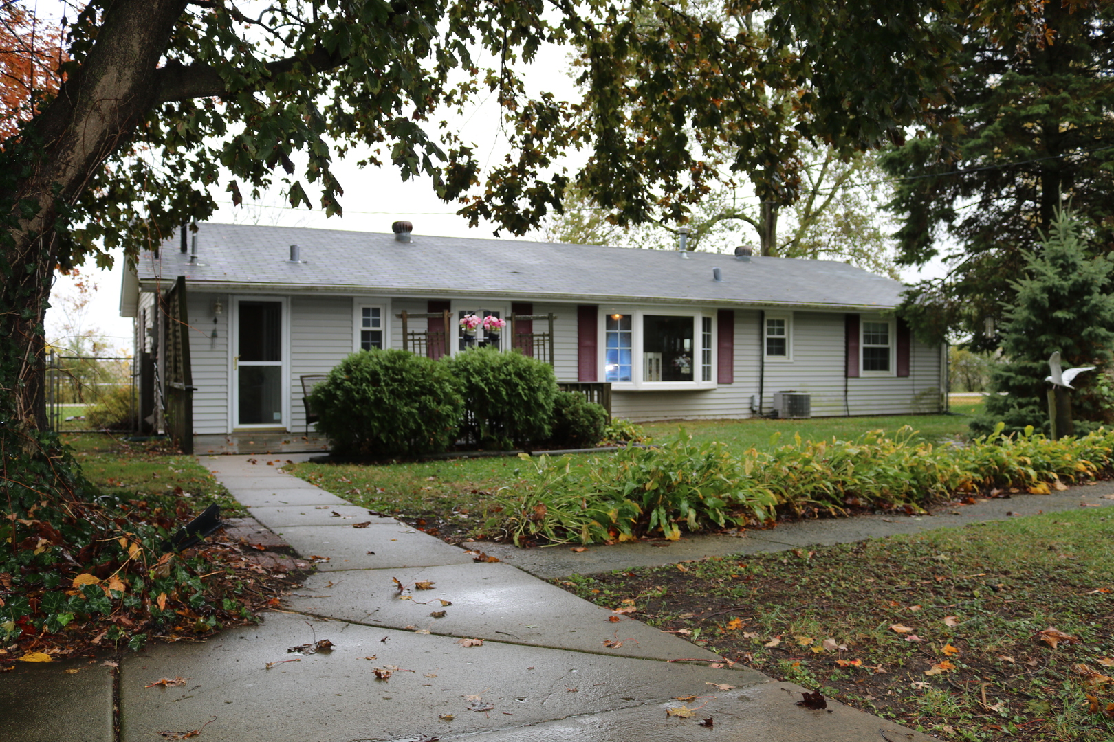19240 Airport Road Romeoville, IL 60446 - Photo 14 of 14 a front view of a house with a garden