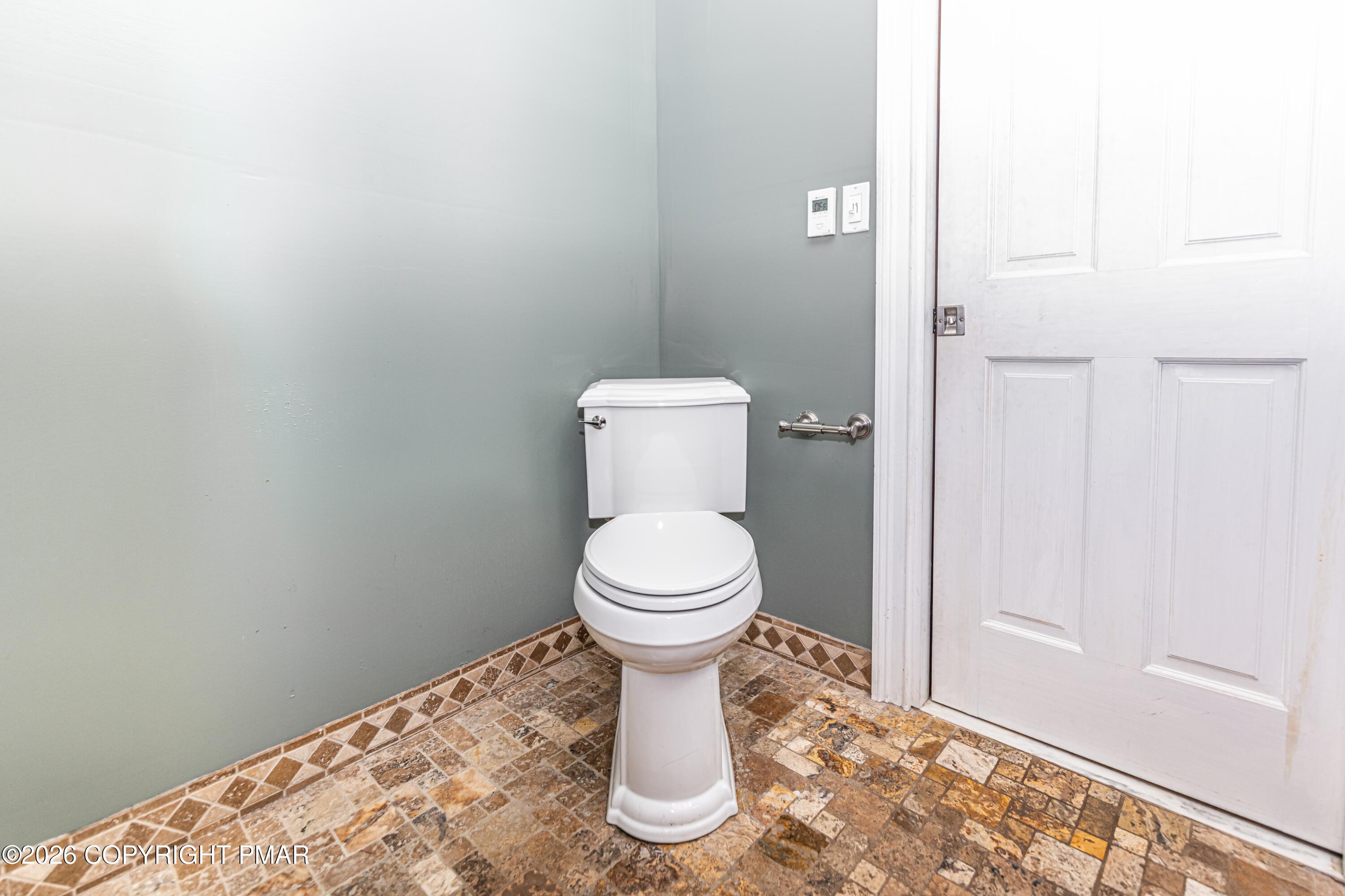 6011 Running Valley Road Stroudsburg, PA 18360 - Photo 22 of 38 bath