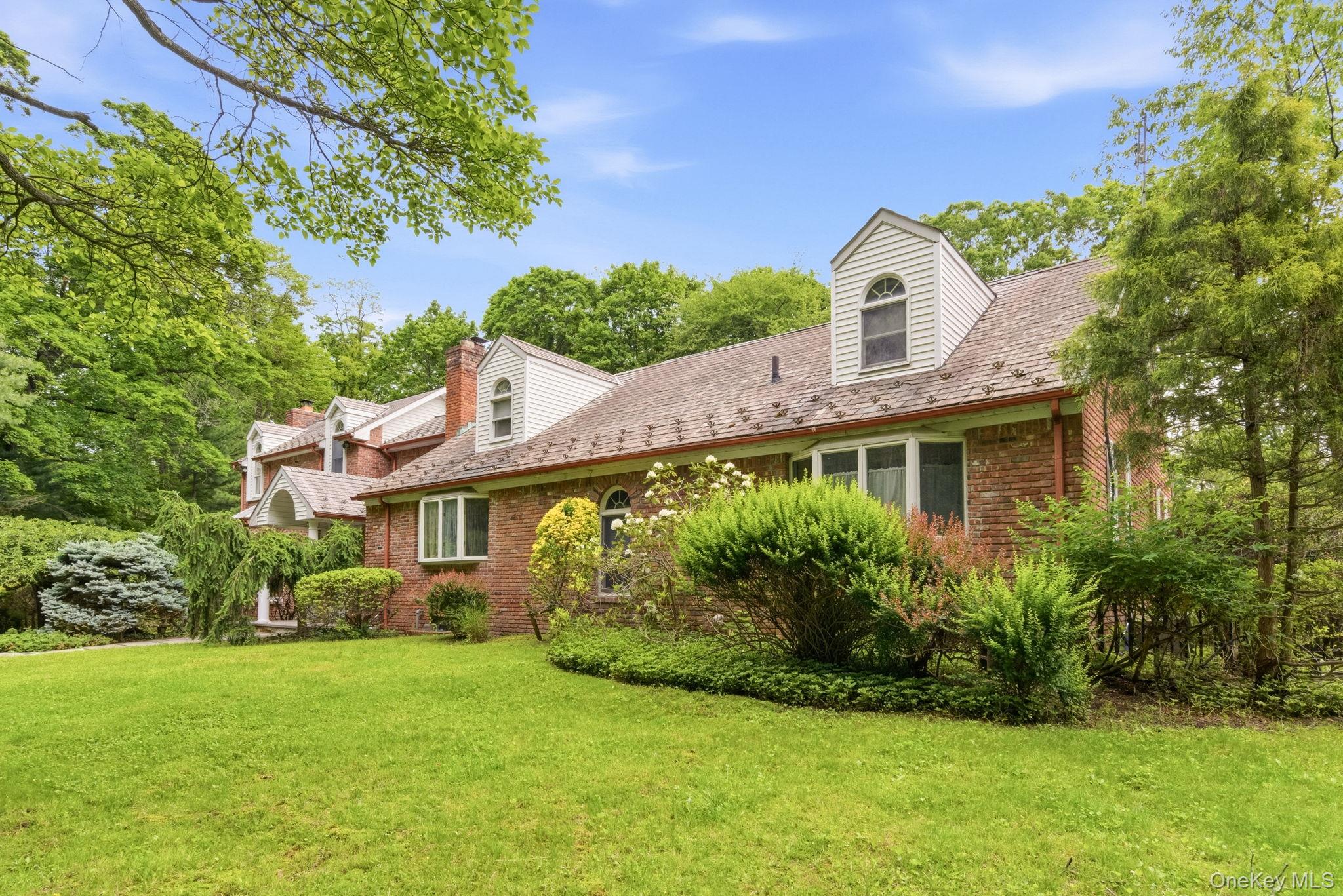 380 Duck Pond Road Locust Valley, NY 11560 - Photo 2 of 41