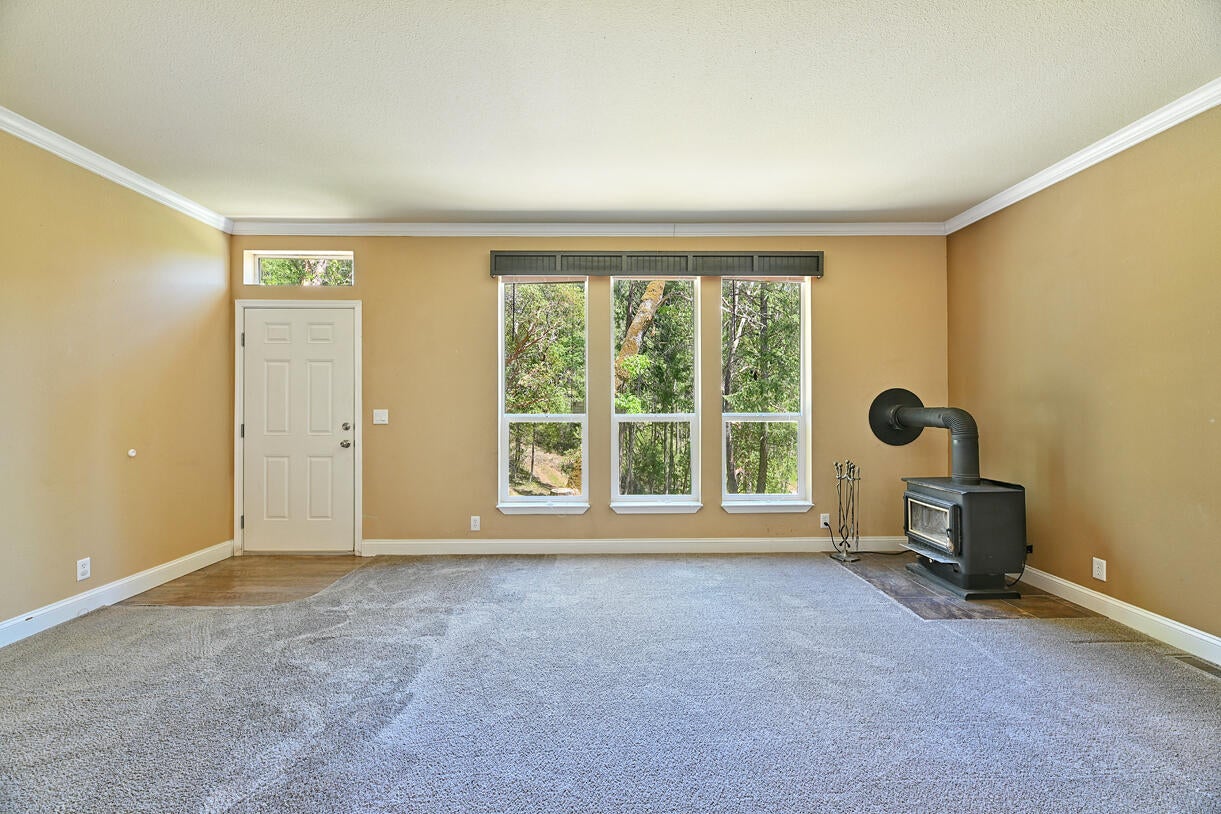 646 Winona Road Grants Pass, OR 97526 - Photo 4 of 40 DSC_9934