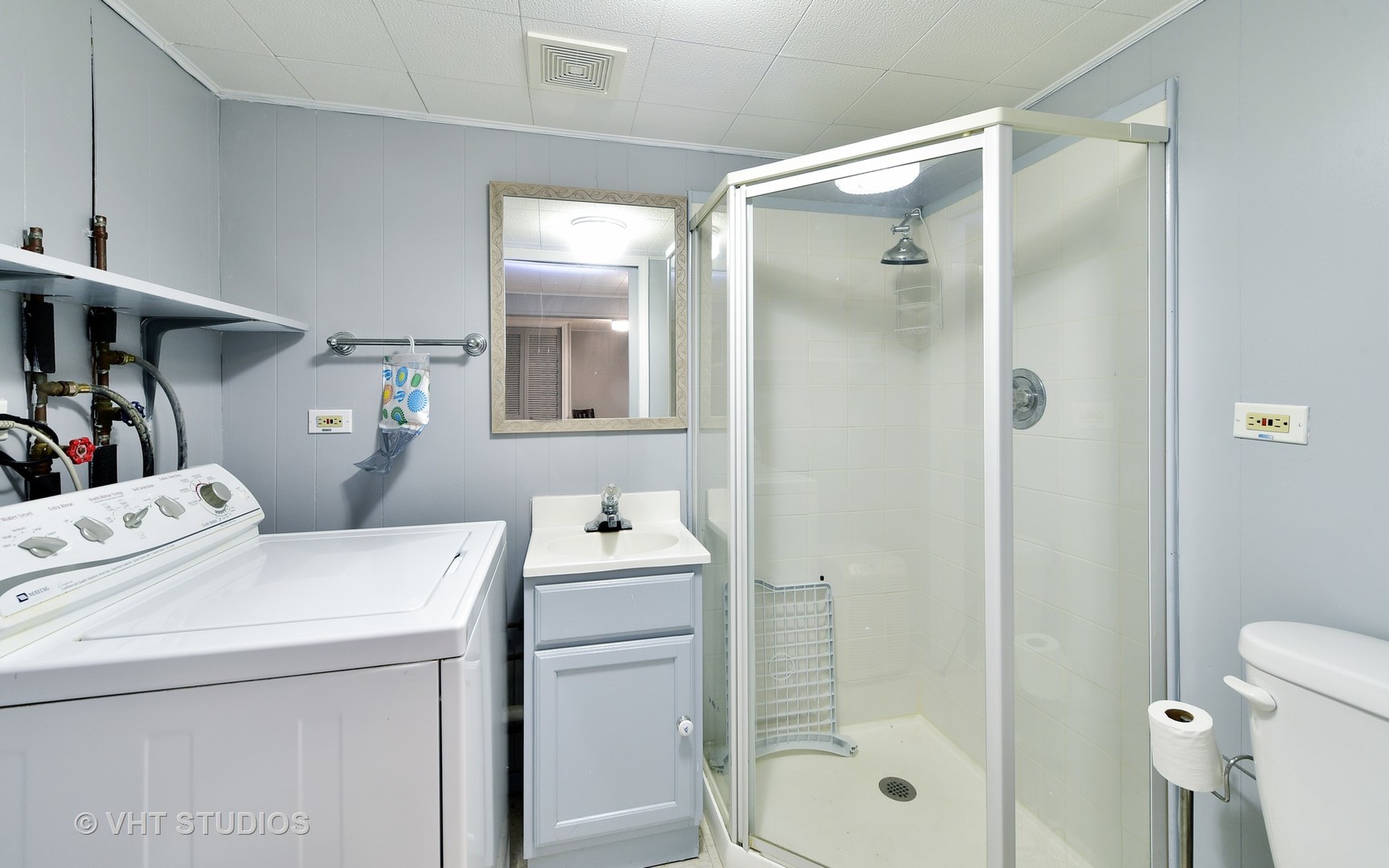 1247 South Mannheim Road, Unit 3 Westchester, IL 60154 - Photo 10 of 12 a bathroom with a shower a toilet and a sink