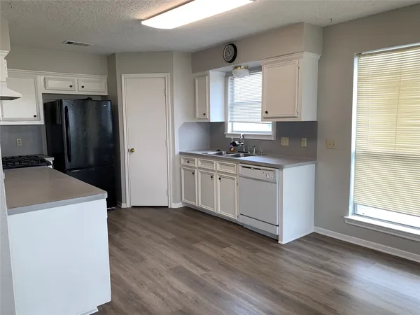 $2,100 | 585 Warsaw Drive, Bayou Vista, TX 77563