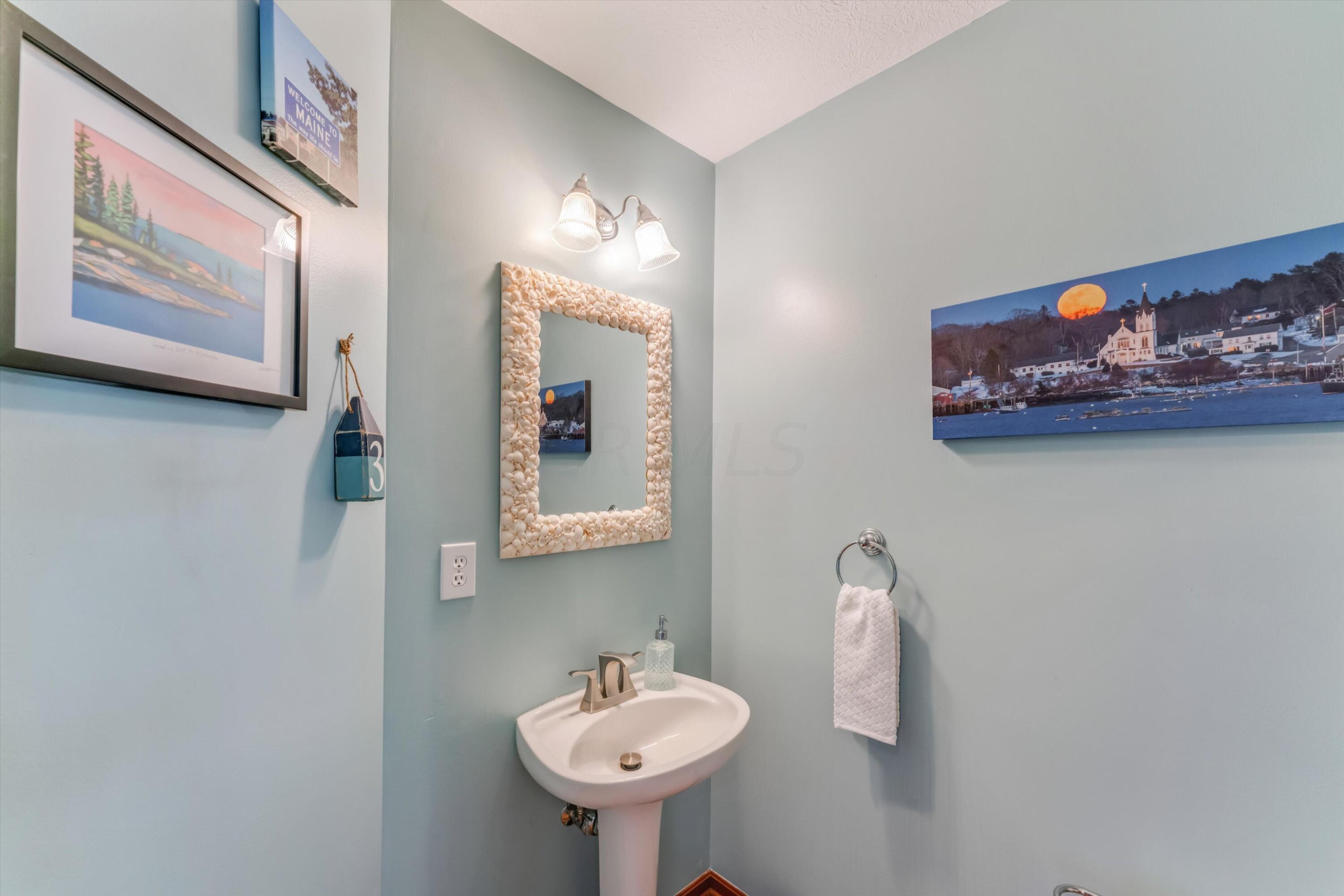 358 Beecher Road Columbus, OH 43230 - Photo 18 of 39 NC_Gahanna_358BeecherRoad_Powder_Room