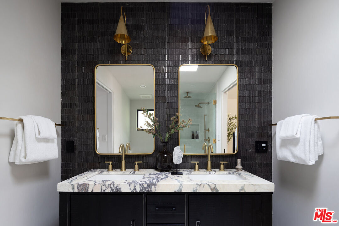 1541 Rising Glen Road Los Angeles, CA 90069 - Photo 13 of 19 Gallery Image 13