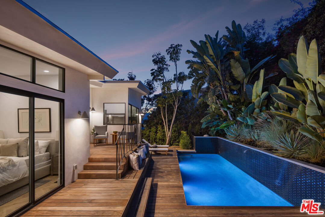 1541 Rising Glen Road Los Angeles, CA 90069 - Photo 18 of 19 Gallery Image 18