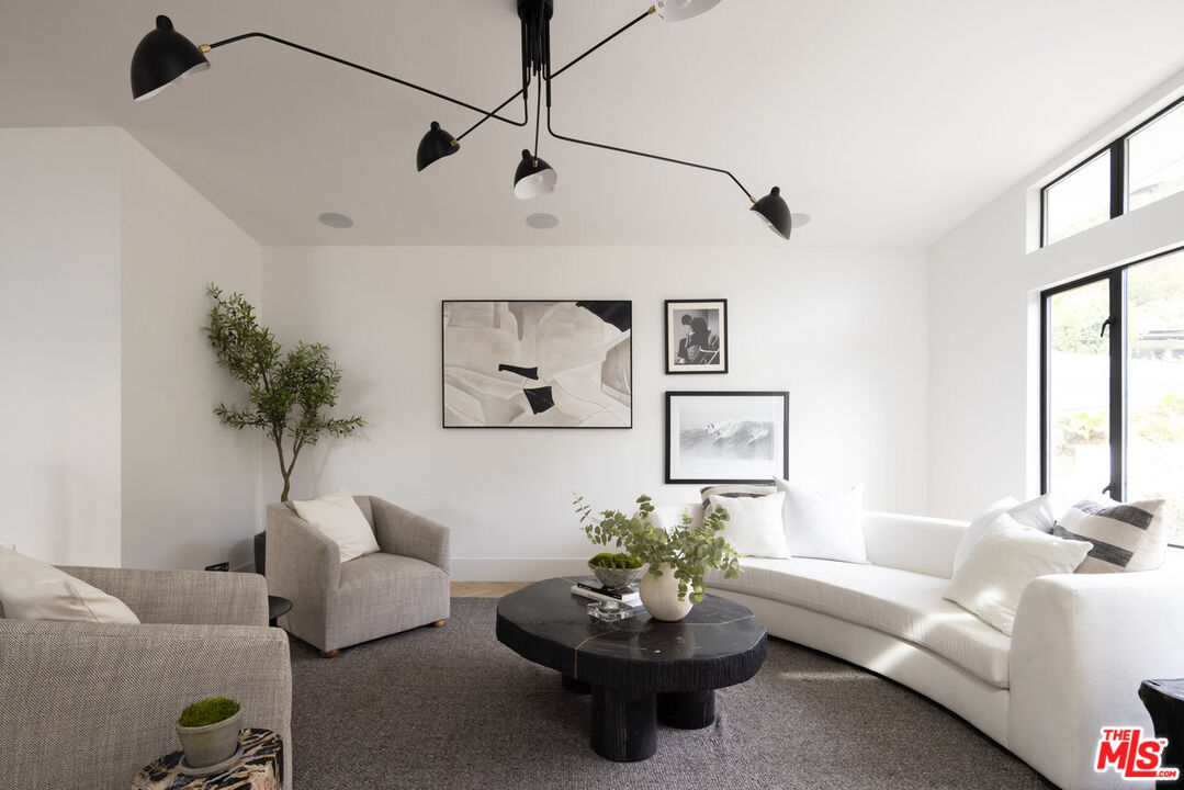 1541 Rising Glen Road Los Angeles, CA 90069 - Photo 4 of 19 Gallery Image 4