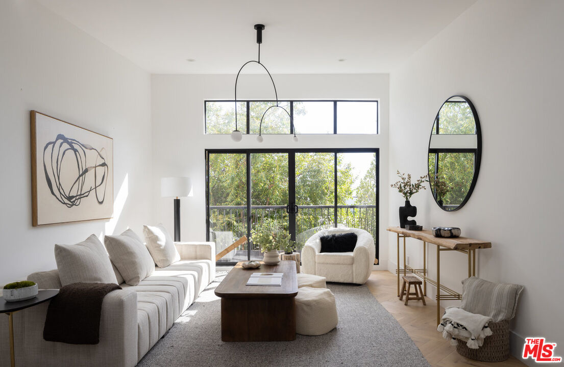 1541 Rising Glen Road Los Angeles, CA 90069 - Photo 5 of 19 Gallery Image 5
