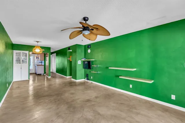 a view of a backyard