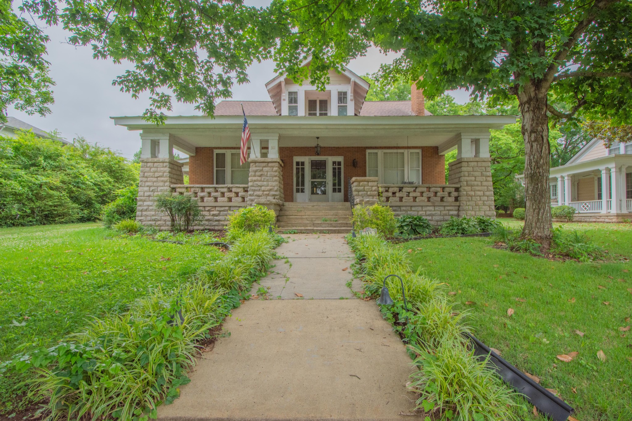 311 South 3rd Street Pulaski, TN 38478 - Photo 2 of 44 a front view of a house with garden