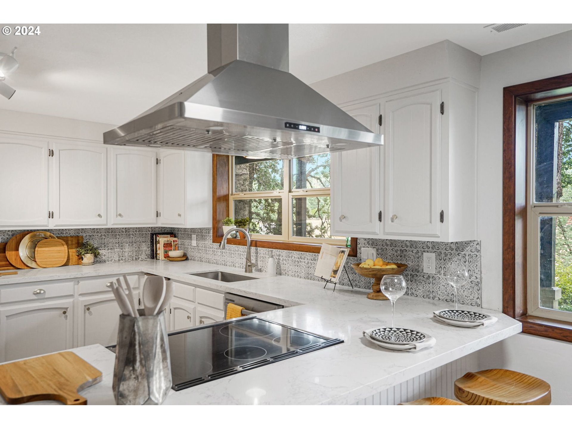 7565 Bates Road South Salem, OR 97306 - Photo 7 of 29 a kitchen with a stove a sink and a refrigerator