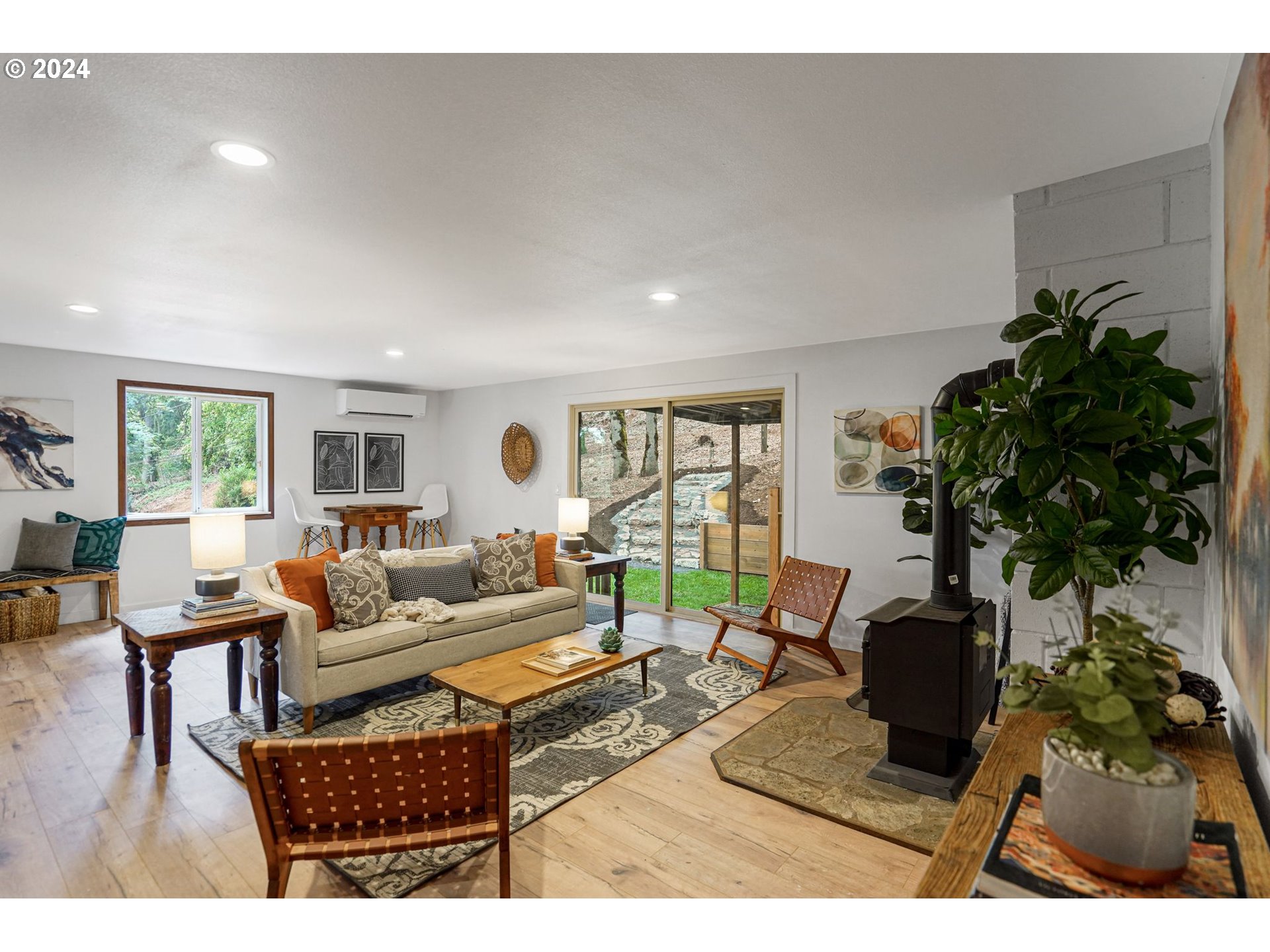 7565 Bates Road South Salem, OR 97306 - Photo 9 of 29 a living room with furniture potted plant and a window